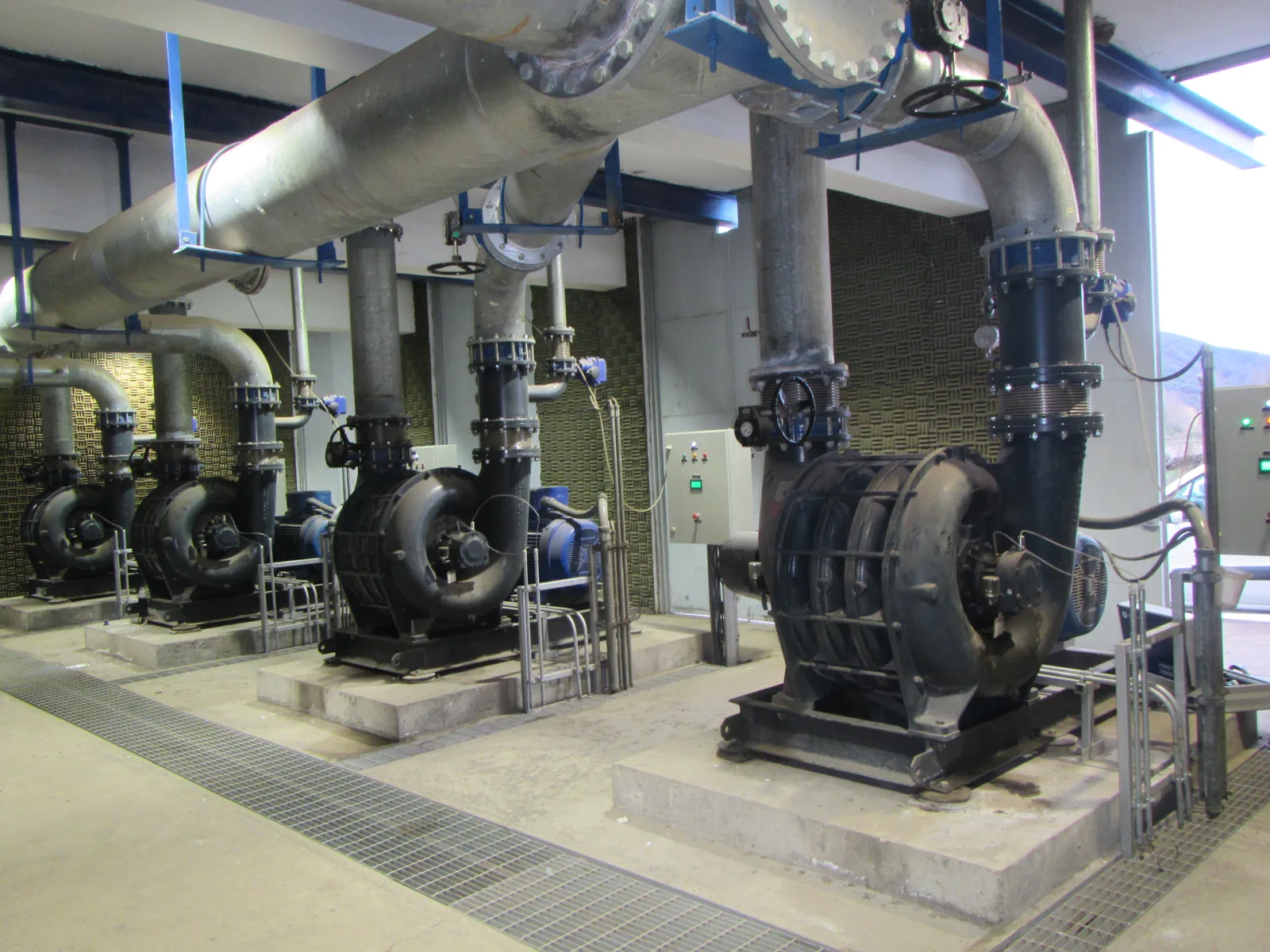 Soplador centrífugo para oxidación y agitación de lixiviados en estanques de relleno sanitario