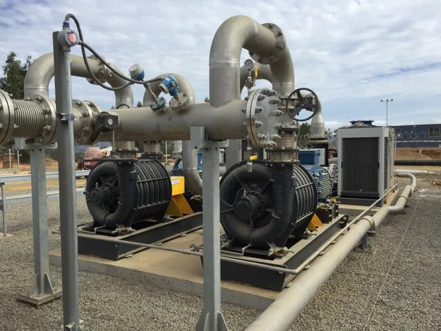 Dos boosters centrífugos Continental Industrie junto al intercambiador de calor en una planta de biogás de relleno sanitario