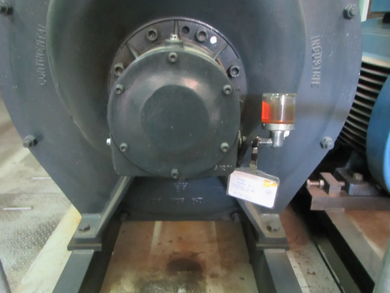 Caja portarodamientos de un soplador Continental con su vaso lubricador, antes de un cambio de aceite