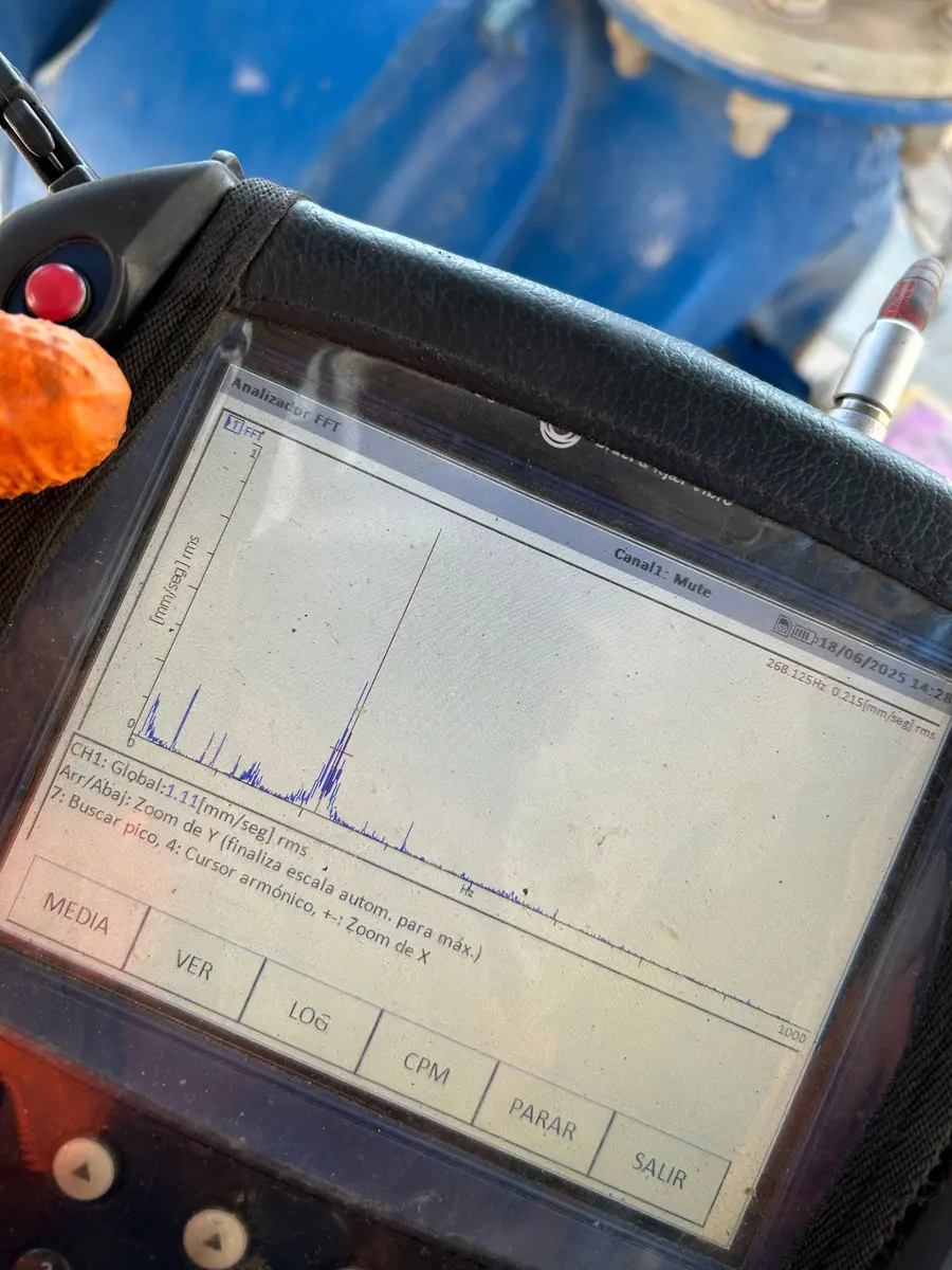 Analizador portátil de vibraciones mostrando un espectro FFT durante una inspección en terreno