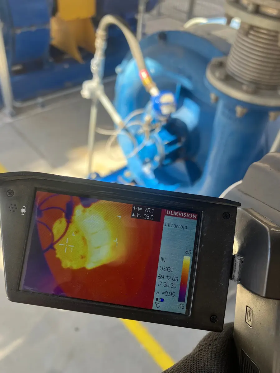 Cámara termográfica mostrando la imagen térmica de la caja portarodamientos de un soplador en operación