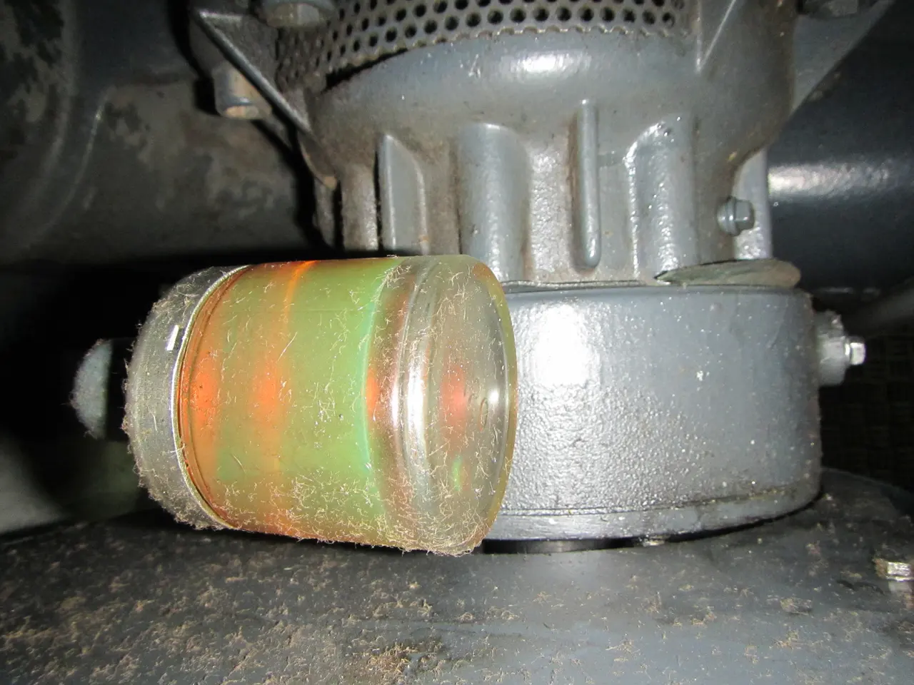 Vaso lubricador cubierto de fibras y polvo adheridos a su superficie exterior