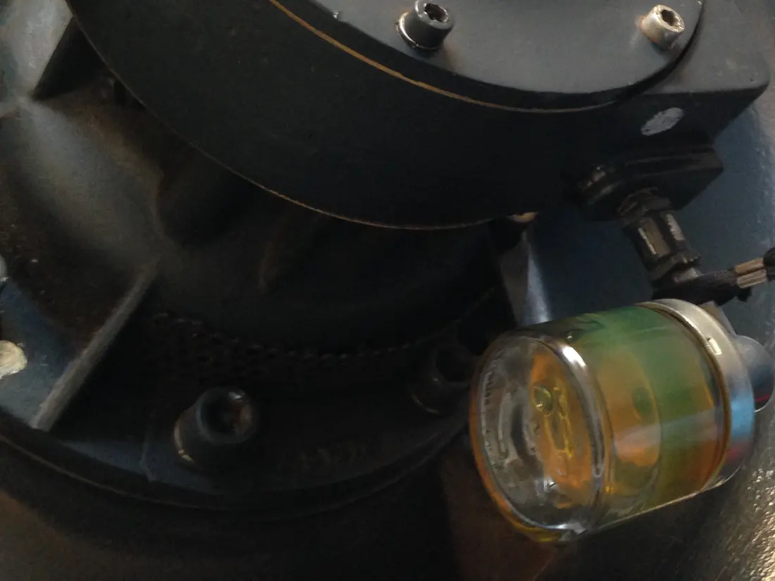Vaso lubricador con aceite limpio de color ámbar al nivel correcto, tras un cambio